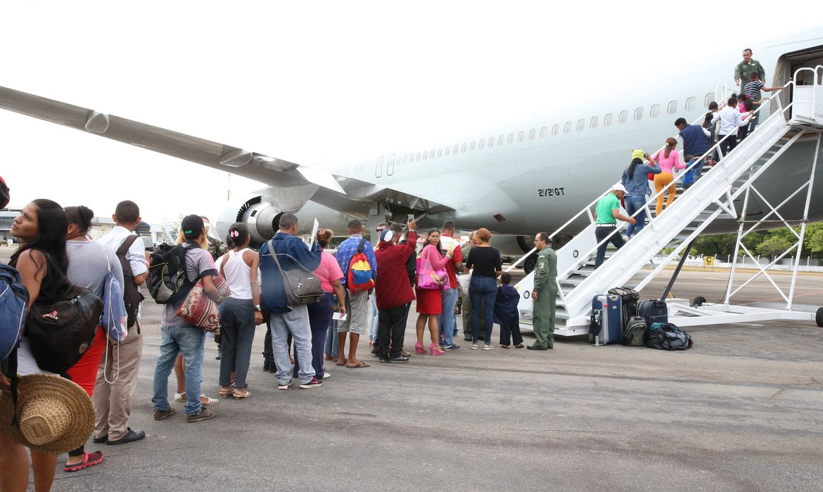 Boa Vista - Refugiados venezuelanos embarcam em avião da Força Aérea Brasileira (FAB) com destino a São Paulo e Cuiabá (Antônio Cruz/Agência Brasil)
