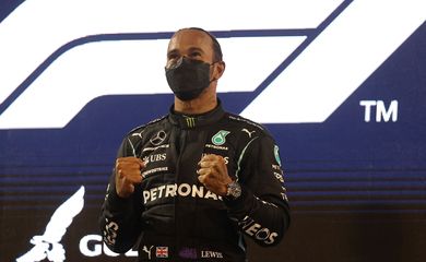 Lewis Hamilton comemora no pódio após vencer o Grande Prêmio do Barein de Fórmula 1