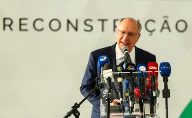 Brasília (DF), 14/07/2025 - Vice presidente, Geral do Alckmin, durante entrevista após assinatura de medida provisória que concede isenção da taxa de serviço metrológico para verificação de taxímetros.
Foto: Valter Campanato/Agência Brasil