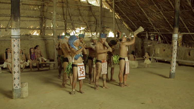 Povo Dessana recebe turistas com um ritual encenado