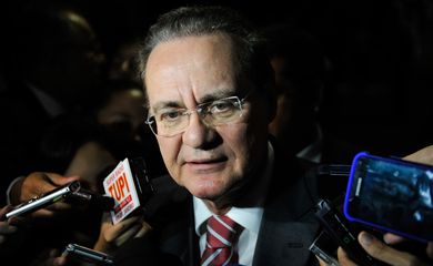 O presidente do Senado, Renan Calheiros, fala à imprensa ao chegar no Congresso Nacional (Fabio Rodrigues Pozzebom/Agência Brasil)