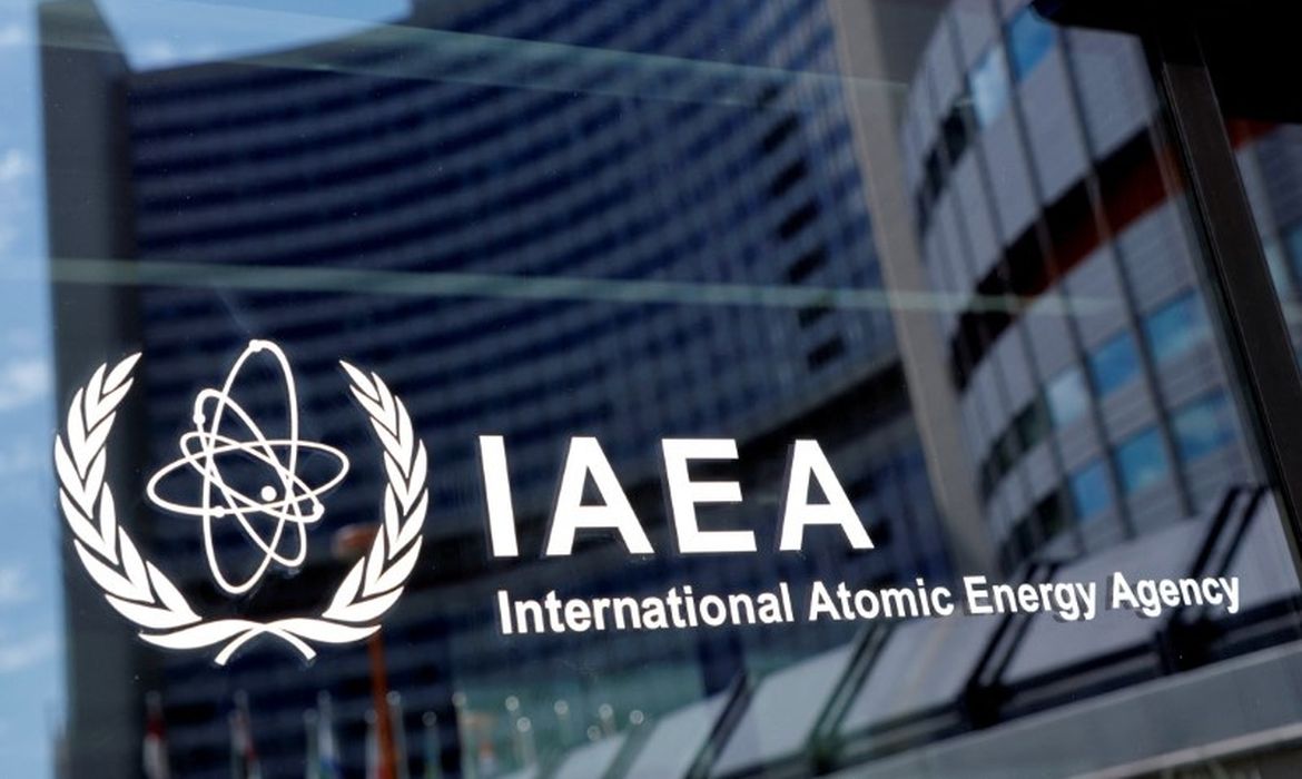 FOTO DE ARCHIVO: El logotipo del Organismo Internacional de Energía Atómica (OIEA) en su sede en Viena