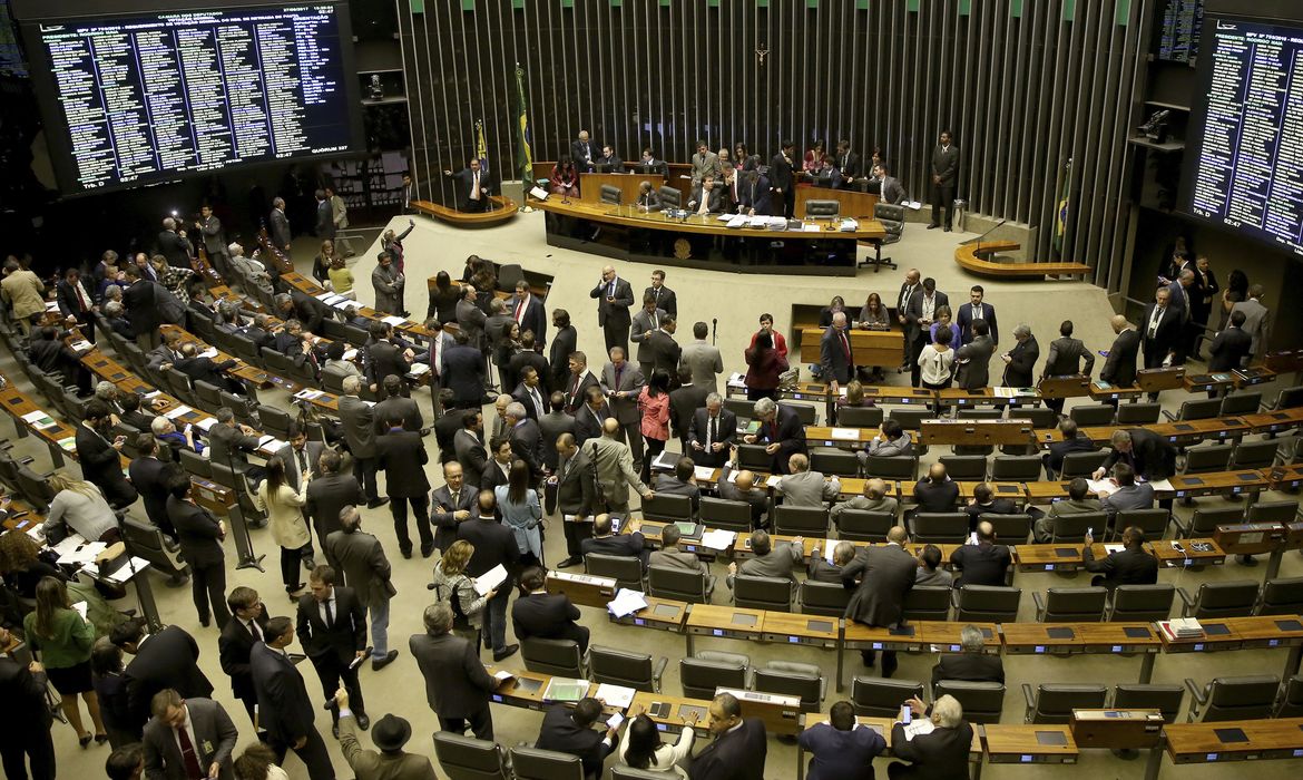 Brasília - Sessão da Câmara dos Deputados para analisar medidas provisórias que trancam a pauta (Wilson Dias/Agência Brasil)