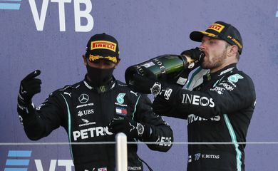 Lewis Hamilton e Valtteri Bottas no pódio após Grande Prêmio da Rússia