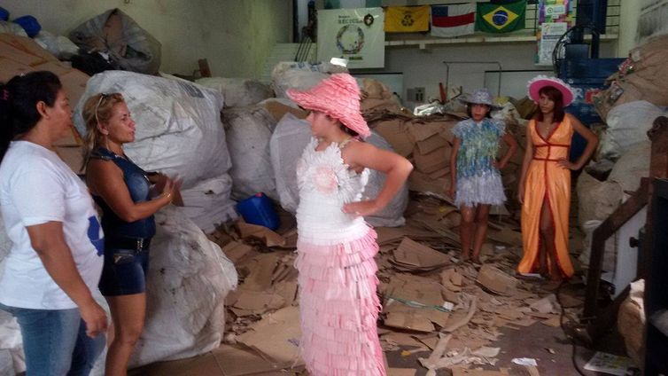 Sophia Helena participa de desfile de roupas confeccionadas com material reciclável