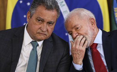 Brasília (DF), 29/11/2024 - O ministro da Casa Civil, Rui Costa, e o presidente Luiz Inácio Lula da Silva durante cerimônia para assinatura de contratos de financiamento do BNDES para infraestrutura e mobilidade urbana de São Paulo. Foto: Marcelo Camargo/Agência Brasil