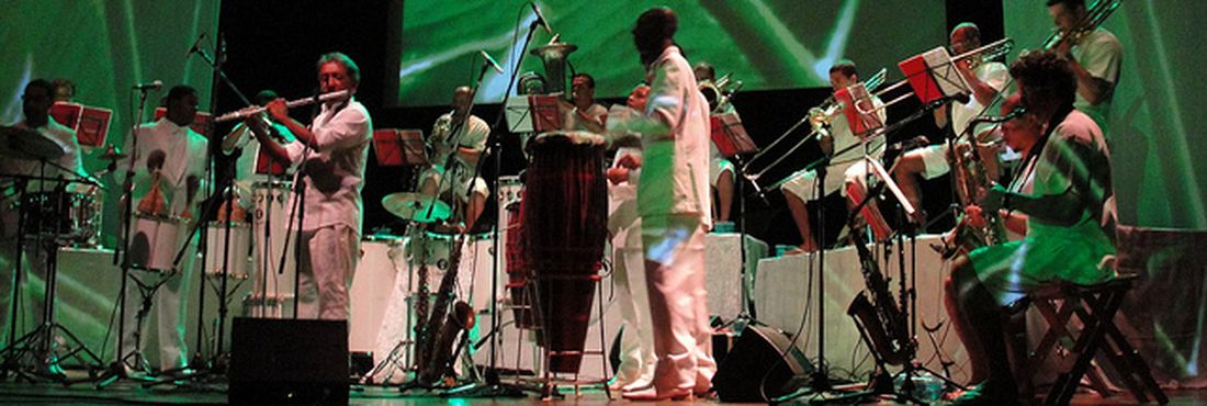 Letieres Leite e a Orkestra Rumpilezz exaltam as raízes da música afrobaiana, com uma sonoridade moderna e bastante afetiva