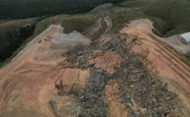 Brasília (DF), 21/06/2025 - Imagem aérea mostra pilha de lixo que desabou em Padre Bernardo. Contaminação de córrego no Entorno do DF está 3 vezes acima do padrão. Foto: Felipe Mateus/Semad