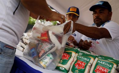 A person buys food reduced in price and offered as part of Venezuela's President Nicolas Maduro's presidential campaign, while he seeks reelection for a third term in the upcoming election on July 28, in Caracas, Venezuela, July 21, 2024. Reuters/Leonardo Fernandez Viloria/Proibida reprodução