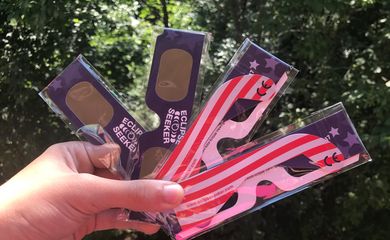 A venda de óculos especiais para ver o eclipse fez um tremendo sucesso nos EUA