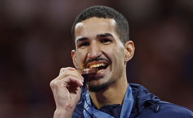 Paris 2024 Olympics - Taekwondo - Men -68kg Victory Ceremony - Grand Palais, Paris, France - August 08, 2024. Bronze medallist Edival Pontes of Brazil celebrates with his medal. REUTERS/Albert Gea