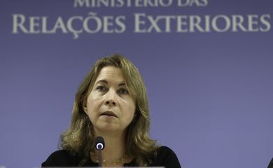 A diretora do Departamento Consular e de Brasileiros no Exterior do MRE, embaixadora Luiza Lopes da Silva, fala sobre a Primeira Conferência sobre Assistência Consular: Tráfico de Pessoas, Violência de Gênero e Problemas Correlatos.
