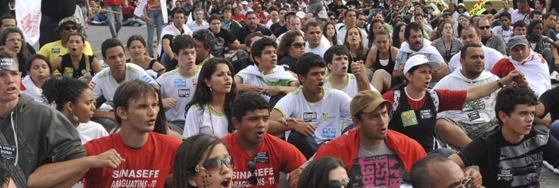 Jovens fazem manifestação em 11 estados brasileiros para protestar contra problemas na educação do país.