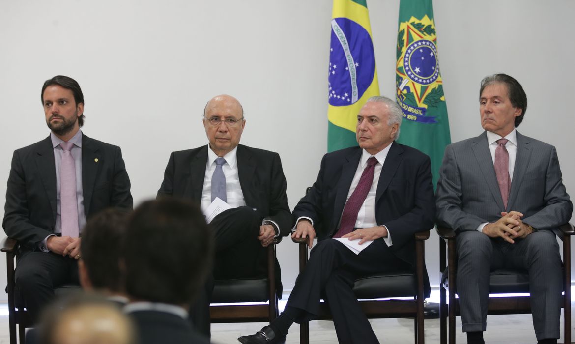 Brasília - Presidente Michel Temer e ministros na cerimônia de abertura da segunda fase do processo seletivo Avançar Cidades - Saneamento (Antônio Cruz/Agência Brasil)