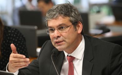 Brasília - O senador Lindbergh Farias questiona o representante da Justiça do Trabalho Luciano Carlos de Almeida na Comissão do Impeachment (Fabio Rodrigues Pozzebom/Agência Brasil)