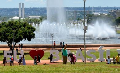 Brasília - Sábado ensolarado e regado a música durante evento na Torre de TV que reuniu violeiros de todo o país para apresentações gratuitas ao público (Elza Fiuza /Agência Brasil)