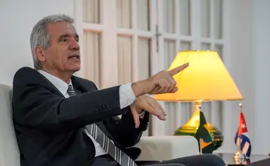 12.02.2026 - Brasília - Entrevista exclusiva com o Embaixador de Cuba no Brasil, Adolfo Curbelo Castellanos, na Embaixada de Cuba em Brasília. Foto: Rafa Neddermeyer/Agência Brasil