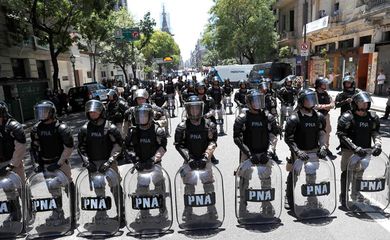 No dia em que parlamentares argentinos votam a reforma da previdência em sessão especial, homens da Forças Armadas reforçam a segurança em volta do Congresso do país