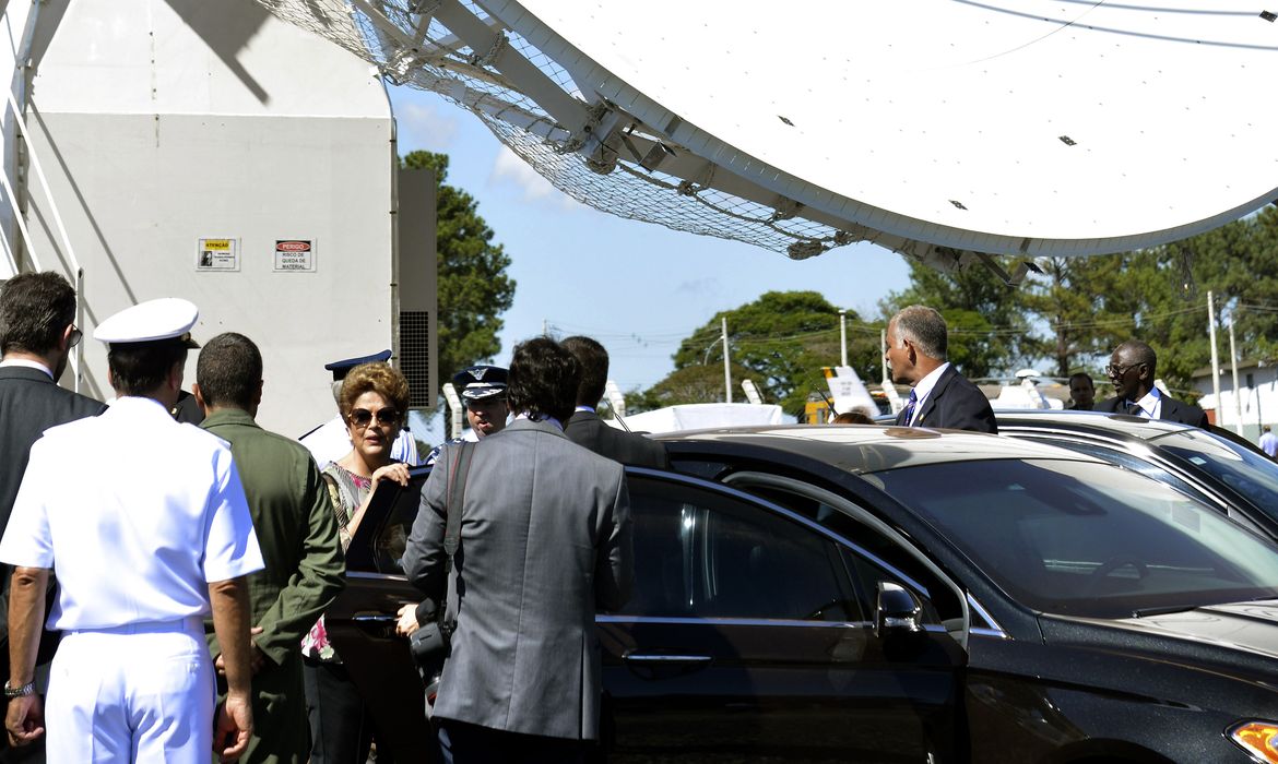 Brasília - Presidenta Dilma visita as obras de infraestrutura do Satélite Geoestacionário de Defesa e Comunicações Estratégicas, do Centro de Operações Espaciais do VI Comar da Aeronáutica (José Cruz/Agência Brasil)
