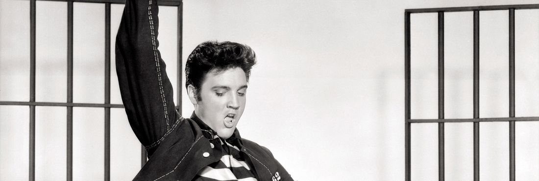 Elvis Presley em foto promocional para a música "Jailhouse rock"