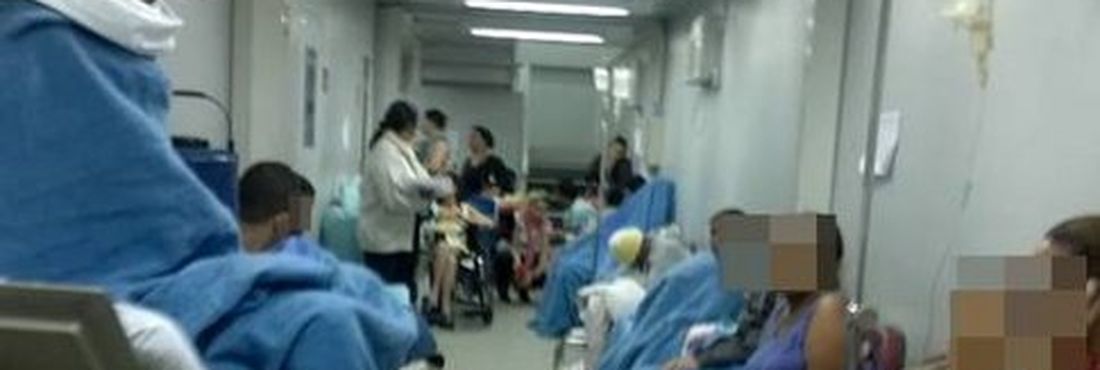 O Hospital Federal de Bonsucesso acomoda os seus pacientes nos corredores dos contêineres, onde a emergência funciona de forma improvisada