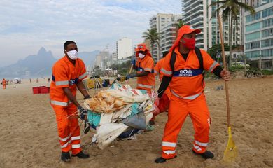 Garis do Rio trabalham em esquema especial de limpeza para o réveillon