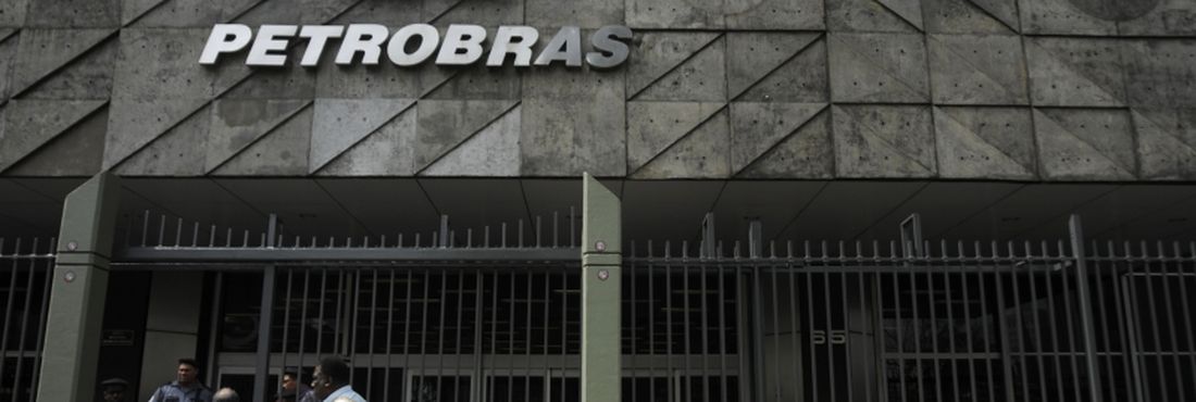 Manifestantes ocupam a frente da sede da Petrobras