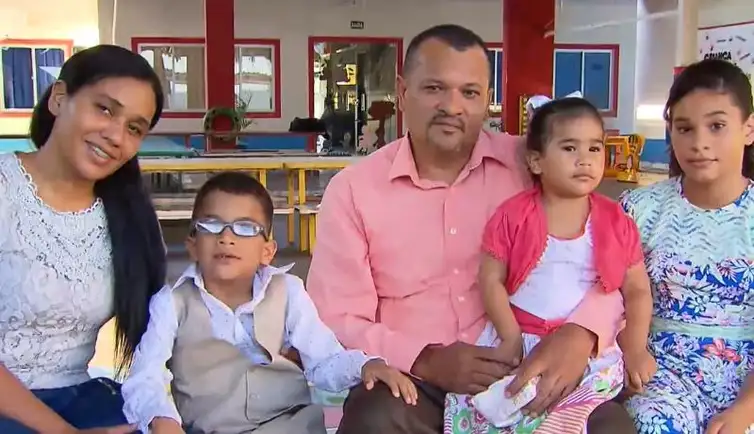 Oseas (de óculos), de 7 anos, tem paralisia cerebral e no Brasil conseguiu se desenvolver além da expectativa