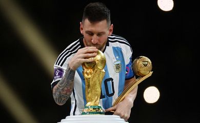 Lionel Messi beija taça da Copa do Mundo após vitória da Argentina sobre a França na final da Copa do Mundo do Catar