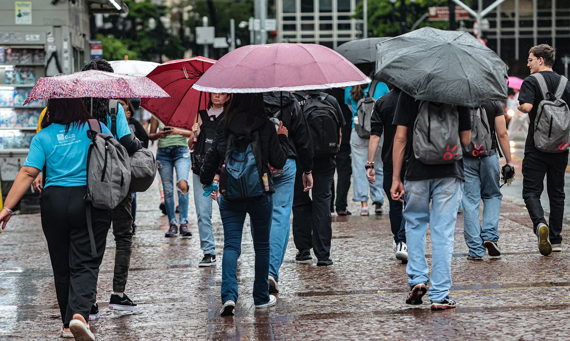 São Paulo (SP), 30/01/2025 - Chuva leve no final da tarde no Vale do Anhangabaú, centro de São Paulo. Foto: Paulo Pinto/Agência Brasil