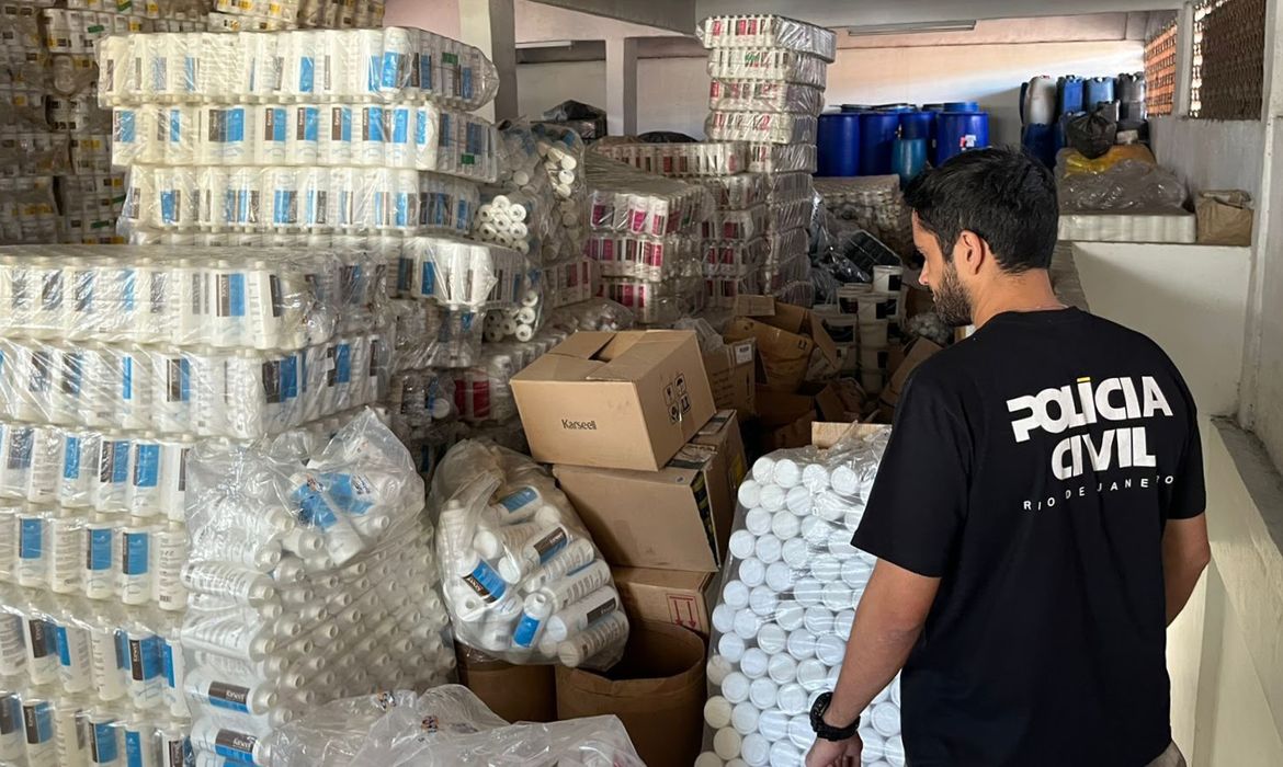 PCERJ/Divulgação Rio de janeiro (RJ), 13/06/2025 - Polícia Civil apreende mais de 20 toneladas de material pirata, durante operação em fábricas clandestinas de cosméticos, em Duque de Caxias, na Baixada Fluminense. Foto: PCERJ/Divulgação