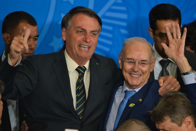 O presidente Jair Bolsonaro e o senador Arolde de Oliveira, entoam a canção da Infantaria, após solenidade de ampliação do Programa Educação Conectada nas Escolas e ato comemorativo ao Dia da Bandeira