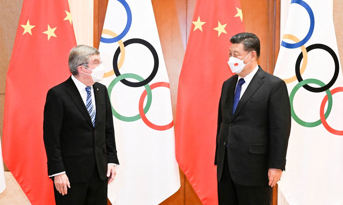 Presidente da China, Xi Jinping, durante encontro com presidente do COI, Thomas Bach, em Pequim - Jogos de Inverno