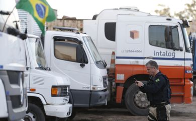 Agentes da Polícia Rodoviária Federal (PRF) começaram a identificar os caminhões parados fora das estradas e dos acostamentos na Rodovia Presidente Dutra, em Seropédica (RJ). 