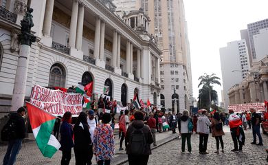 Rio de Janeiro (RJ), 07/07/2025 - Grupos ligados ao Comite de Solidariedade com a Luta do Povo Palestino fazem manifestação contra o genocídio do povo palestino na Faixa de Gaza e por uma Palestina livre, na Cinelândia, no centro da cidade.   Foto: Tânia Rêgo/Agência Brasil