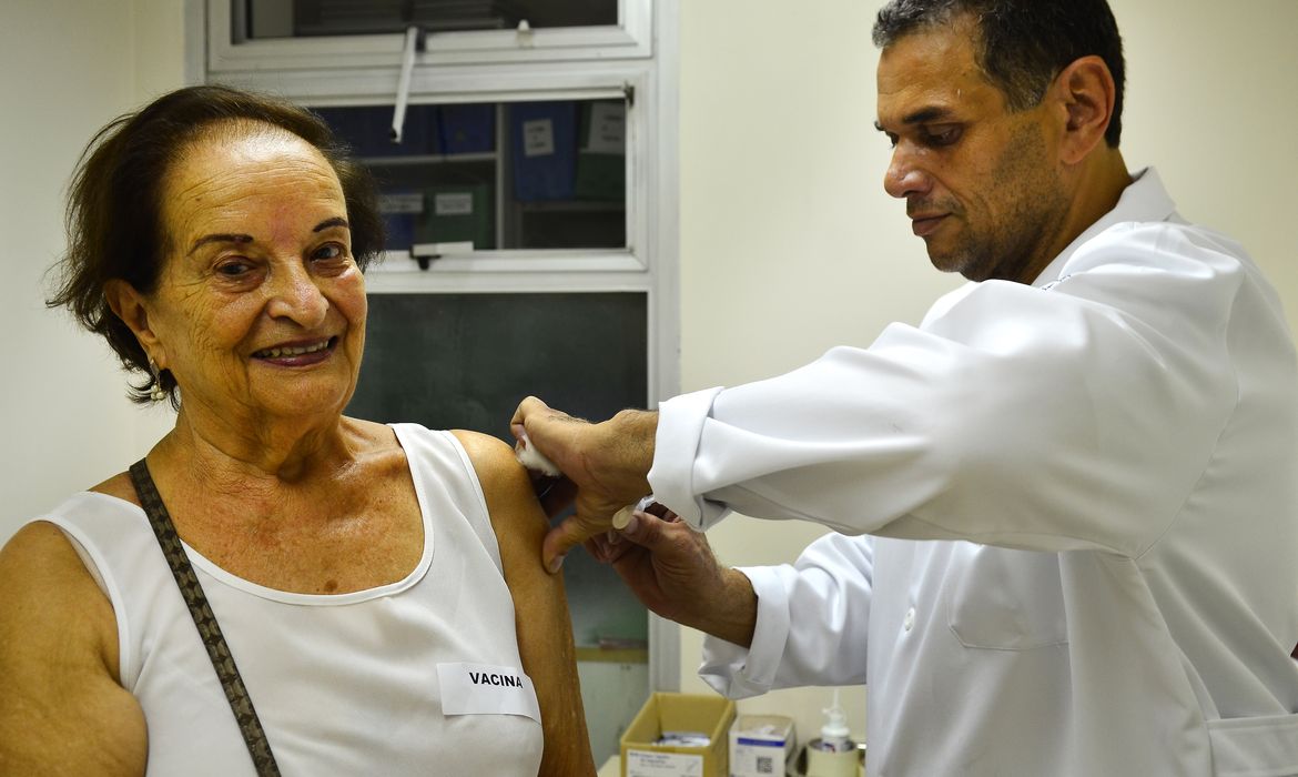 São Paulo - Hilda de Jesus Escobar, 86 anos, no primeiro dia de vacinação de idosos, gestantes e crianças de 3 meses a 5 anos, no Instituto de Infectologia Emílio Ribas  (Rovena Rosa/Agência Brasil)