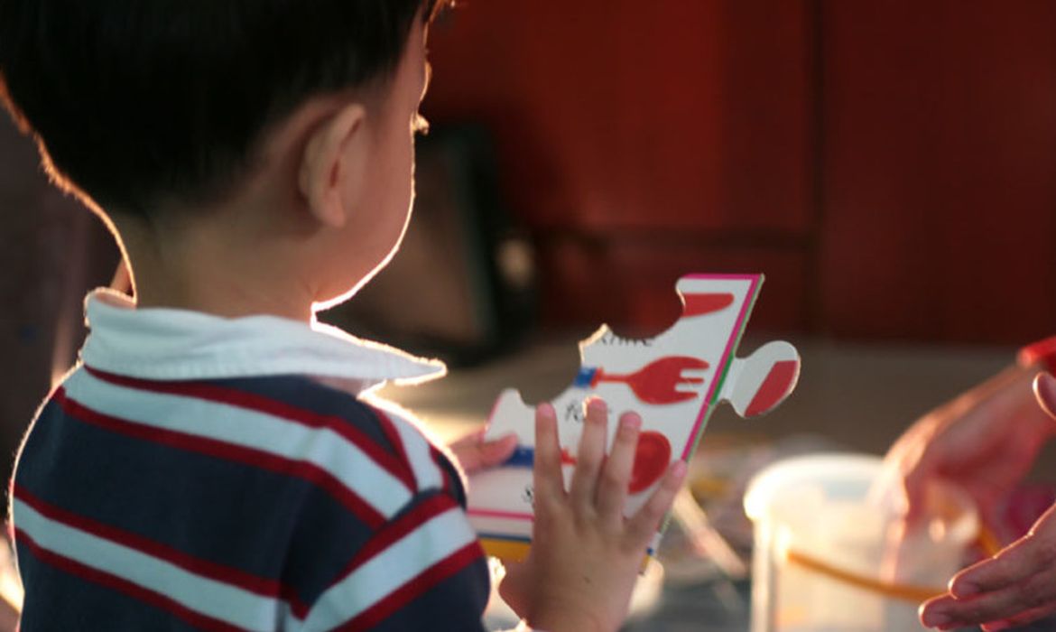 Dia Mundial do Orgulho Autista: conheça os diferentes sinais da condição