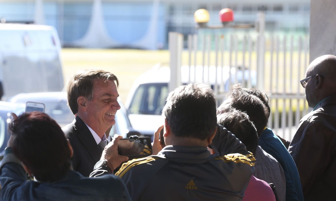 Presidente Jair Bolsonaro fala à imprensa ao sair do Palácio da Alvorada
