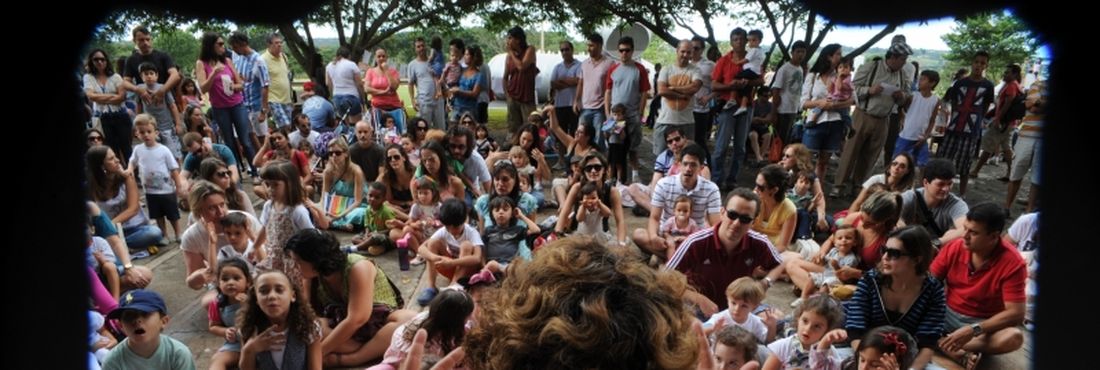 Feira de Troca de Livros, em Brasília, teve apresentações musicais e contação de histórias
