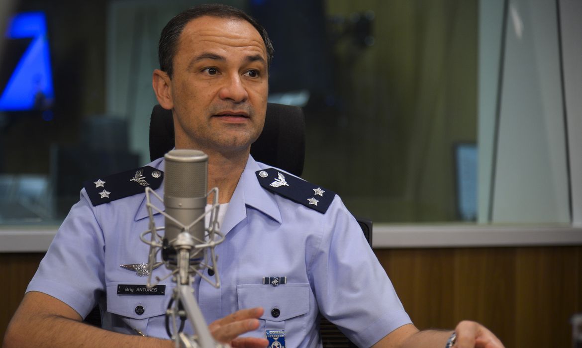 Brigadeiro do Ar Francisco Bento Antunes Neto, Chefe do Centro Conjunto de Operações Aeroespaciais (CCOA), é o entrevistado no programa A Voz do Brasil.