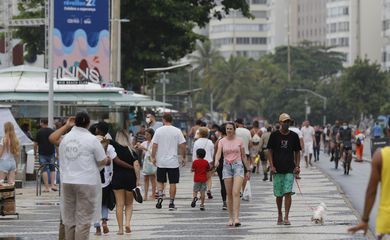 Cariocas e turistas chegam para assistir queima de fogos de artifício do Réveillon 2022 na praia de Copacabana.