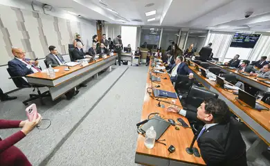 CPI do Crime Organizado (CPICRIME) realiza reunião para apreciação de requerimentos.

A finalidade da comissão é apurar a atuação, expansão e o funcionamento de organizações criminosas no território brasileiro, em especial de facções e milícias, de modo a permitir a identificação de soluções adequadas para o seu combate, especialmente por meio do aperfeiçoamento da legislação atualmente em vigor. 

Mesa: 
senador Esperidião Amin (PP-SC); 
presidente da CPICRIME, senador Fabiano Contarato (PT-ES);
relator da CPICRIME, senador Alessandro Vieira (MDB-SE);
vice-presidente da CPICRIME, senador Hamilton Mourão (Republicanos-RS);
senador Jorge Kajuru (PSB-GO).

Foto: Saulo Cruz/Agência Senado