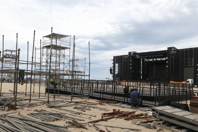 Finalização da montagem do palco Copacabana para os shows da festa do réveillon 2023 na praia de Copacabana, zona sul da cidade.