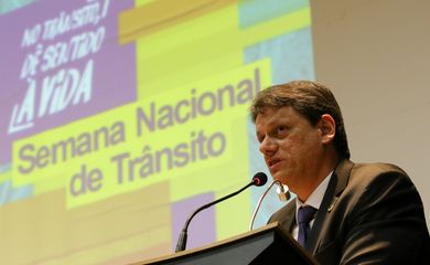 O ministro da Infraestrutura, Tarcisio Freitas, participa da abertura da Semana Nacional de Trânsito. 