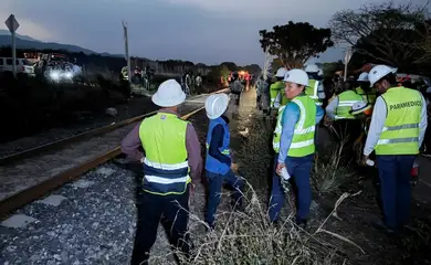 Autoridades trabalham no local do descarrilamento de um trem no Corredor Interoceânico do Istmo de Tehuantepec, uma linha férrea que liga as costas do Pacífico e do Golfo do México, onde vários passageiros morreram e ficaram feridos perto de Nizanda, Estado de Oaxaca, México
28 de dezembro de 2025
REUTERS/José de Jesus Cortés