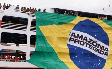 Belém (PA), 12/11/2025 - Barqueata da Cúpula dos Povos, liderada pela 