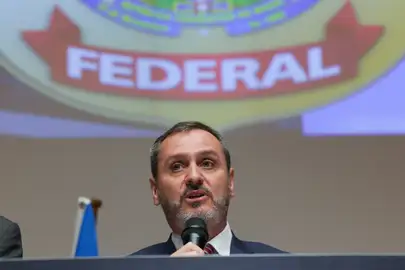 Brasília, DF 17/05/2025  - O diretor geral da Polícia Federal, Andrei Rodrigues, acompanhado do chefe do escritório da Interpol no Brasil, delegado Fabio Mertens,  durante coletiva sobre prisão de brasileiro integrante de facção criminosa em Santa Cruz de la Sierra, na Bolívia. Foto: Fabio Rodrigues-Pozzebom/ Agência Brasil