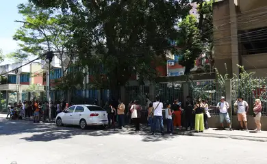 Rio de Janeiro (RJ), 26/10/2025 - Professores chegam ao Colégio Estadual Julia Kubitschek para a realização Prova Nacional do Docente (PND). Foto: Tomaz Silva/Agência Brasil