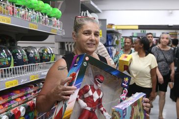 São Paulo (SP), 19/12/2023 - A manicure Valquíria Neves compra presentes para os netos no comércio da rua 25 de Março. Foto: Rovena Rosa/Agência Brasil