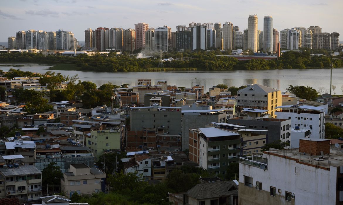 Vista da comunidade da Muzema, na zona oeste da cidade do Rio de Janeiro, onde dois prédios desabaram. 